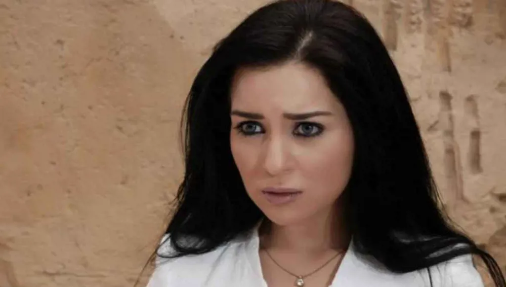 عائلة مي عز الدين تُلغي عزاء والدتها... تقارير عن انهيار الممثلة المصرية