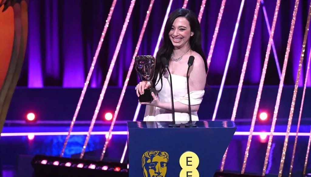 أبرز 5 مواقف مثيرة في حفل "بافتا": حب وغناء وصدمة (فيديو)