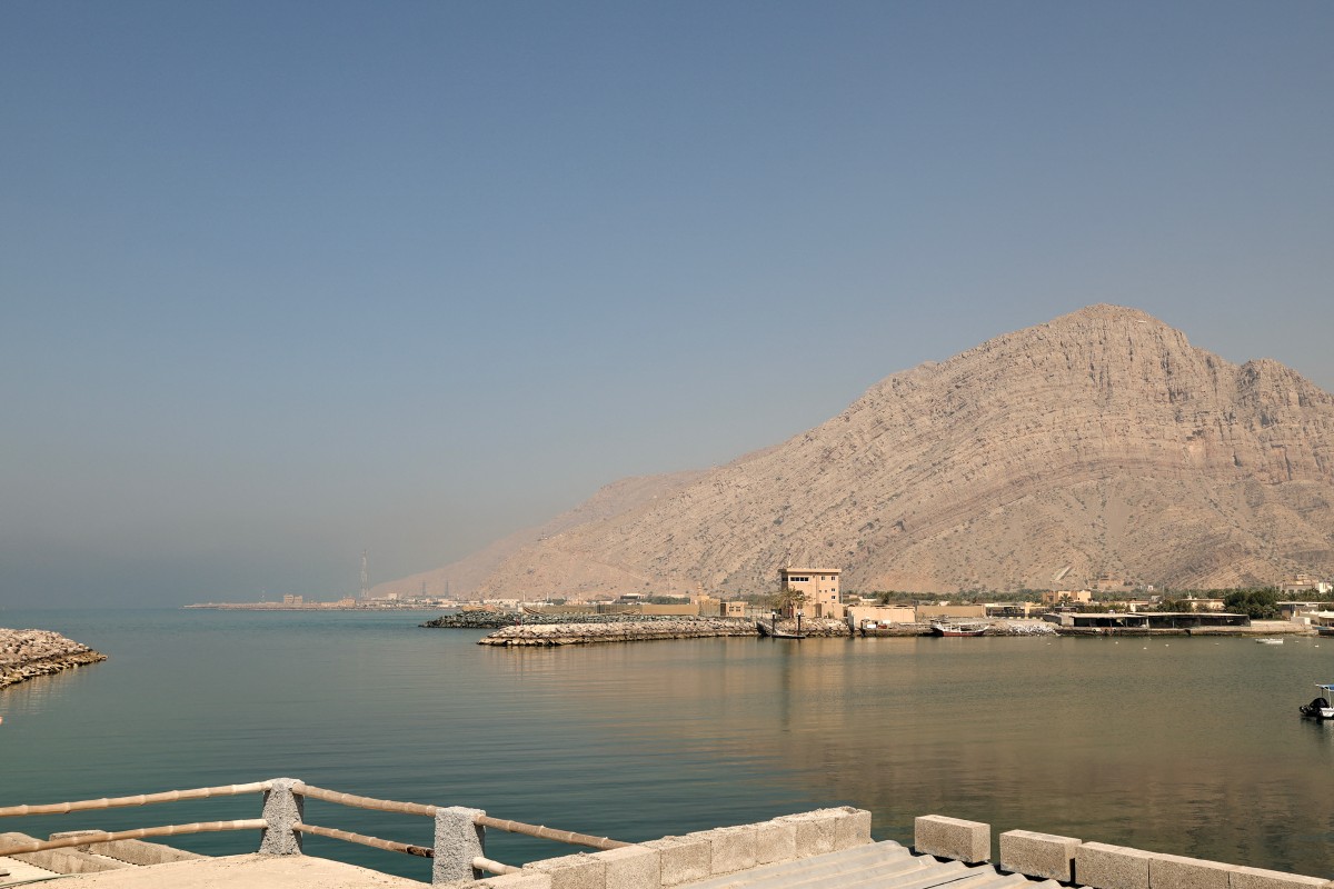 ميناء الصيد في العقير على مضيق هرمز في إمارة رأس الخيمة الشمالية بتاريخ 25 شباط/فبراير 2026 (أ ف ب)