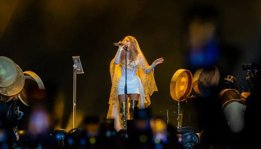 ميريام فارس بالطّرحة تُشعل أجواء الرّياض... رقصاً وغناءً