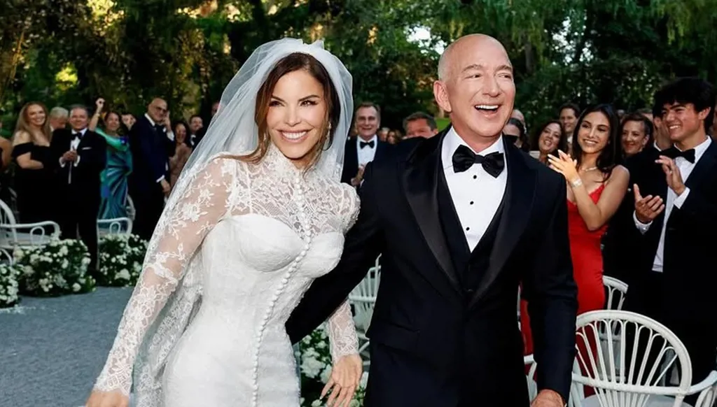 لورين سانشيز بيزوس تُبهر العالم بفستان زفاف "دولتشي آند غابانا" (صور)