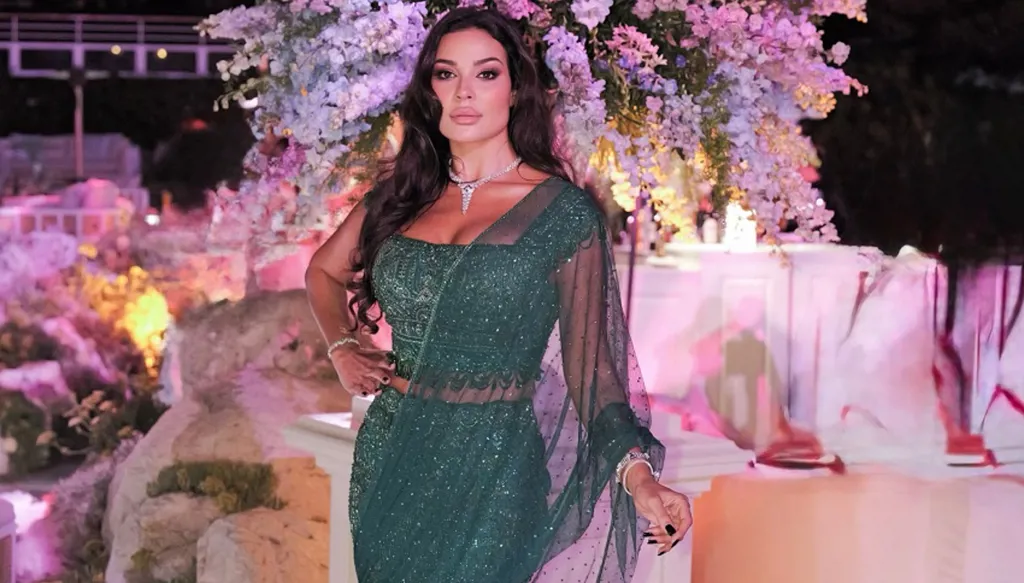 نادين نسيب نجيم بإطلالةٍ هندية آسرة في ليلة حنّة تمارا رالف (صور)