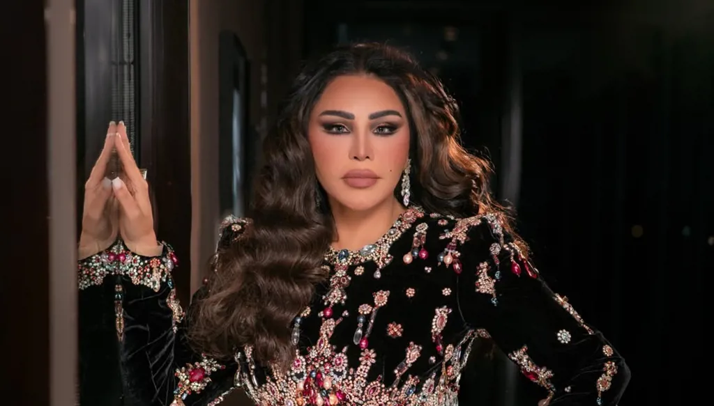 أحلام الشامسي تتألّق في العلا بفستان مخمليّ فاخر من زهير مراد (صور وفيديو)