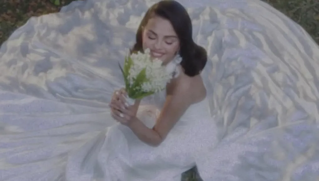 سيلينا غوميز تدخل القفص الذهبي بفستان زفاف من رالف لورين وسط إجراءات أمنية مشددّة (صور وفيديو)