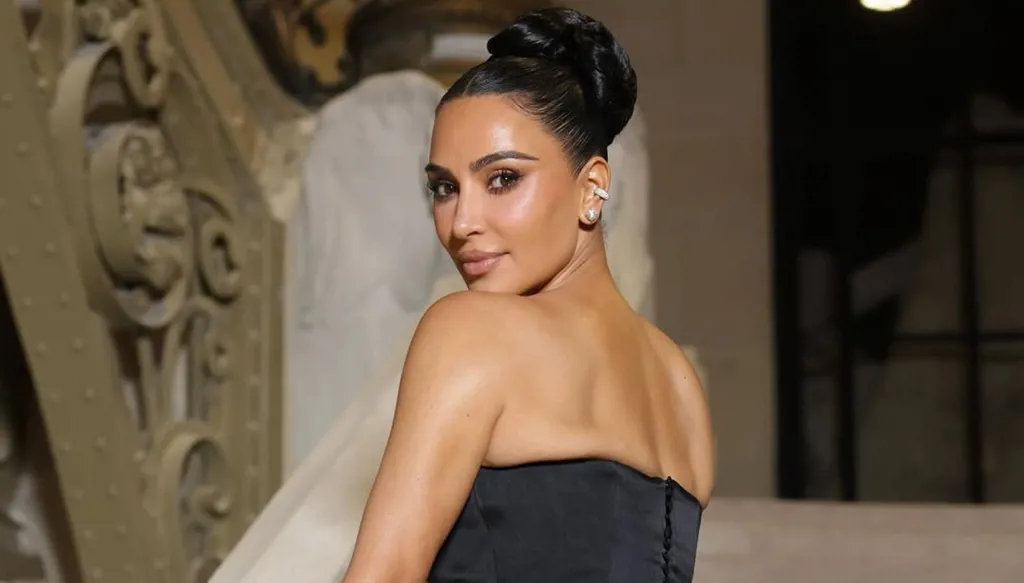 كيم كارداشيان تطلق مشدّاً للوجه يلقى رواجاً واسعاً خلال 24 ساعة فقط! (صور)