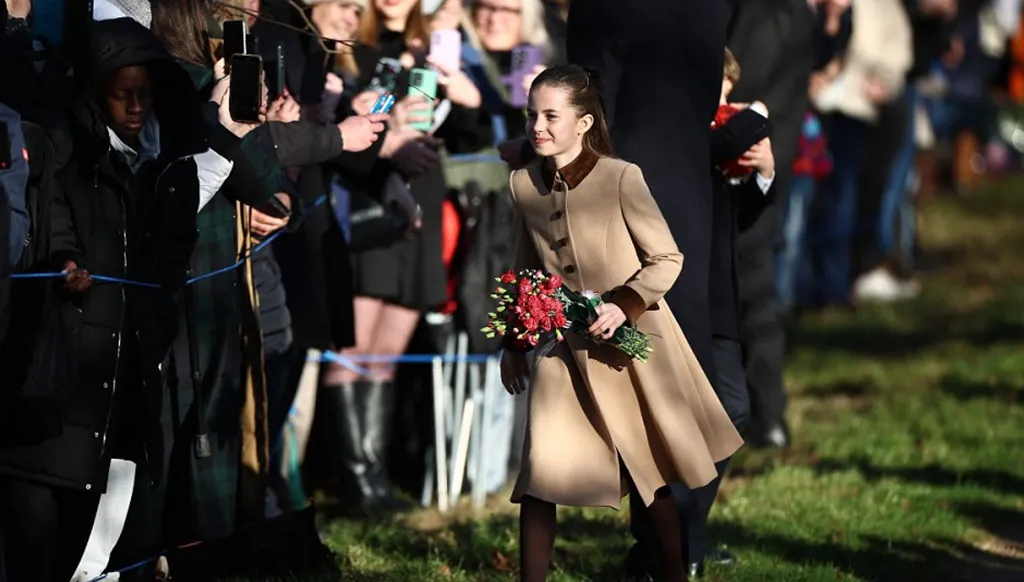 الأميرة شارلوت تخطف الأضواء في عيد الميلاد: عفوية تكسر البروتوكول الملكي (صور)