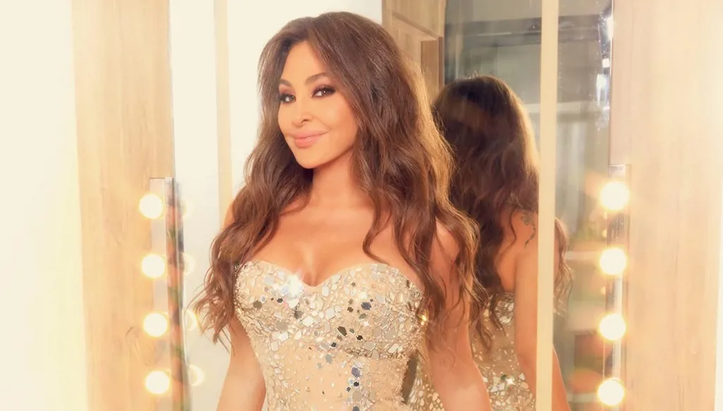 إليسا تُبهر الجمهور السعودي بفستان كريستالي ضمن فعاليات "موسم جدة" (صور)