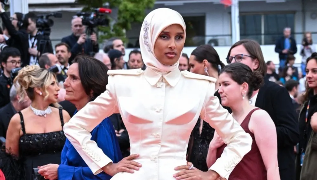 عارضة الأزياء روضة محمد بفستان محتشم في مهرجان كان 2025 (صور)