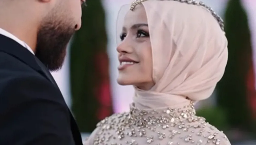 عبير الصغير تتألّق بفستان الأميرات في خطوبتها وبكاء شقيقها يخطف الأنفاس (فيديو وصور)