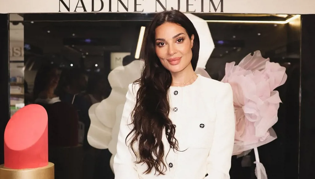 نادين نسيب نجيم تتألّق بالأبيض مع ابنتها خلال افتتاح متجرها الأول في بيروت (صور)