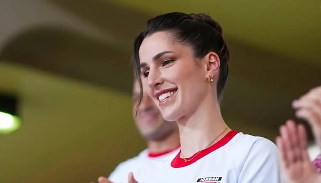 الأميرة رجوة بإطلالة رياضية تدعم المنتخب الوطني في سلطنة عُمان (صور)