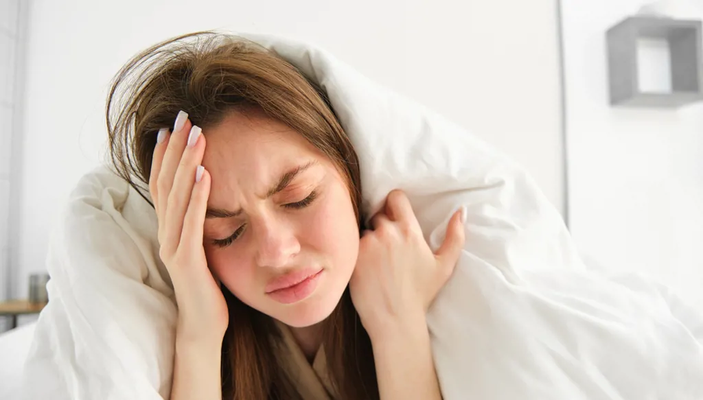 أسباب مفاجئة للاستيقاظ مع الصداع... رسالة من جسمك لا يجب تجاهلها (صور)