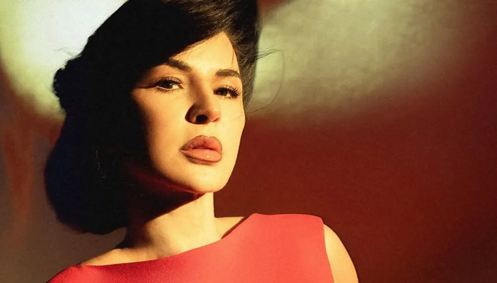 ماغي بو غصن تخطف الأنظار بفستان أحمر من كريكور جابوتيان (صور)