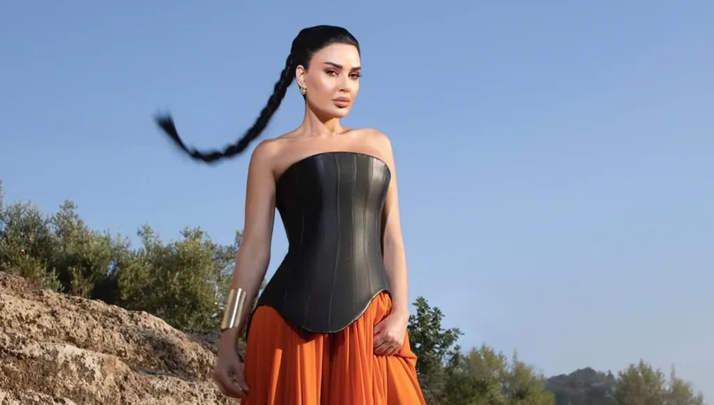 سيرين عبد النور بإطلالة خارجة عن المألوف تعيد أمجاد العصور القديمة (صور)