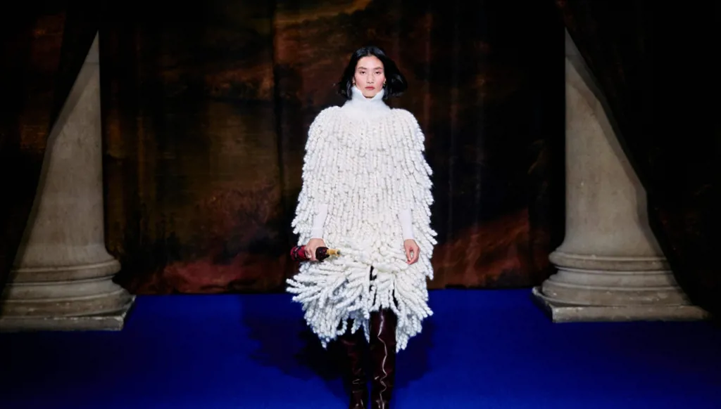 أسبوع الموضة في لندن 2025: تصاميم مبتكرة لإطلالة المرأة العاشقة للأناقة