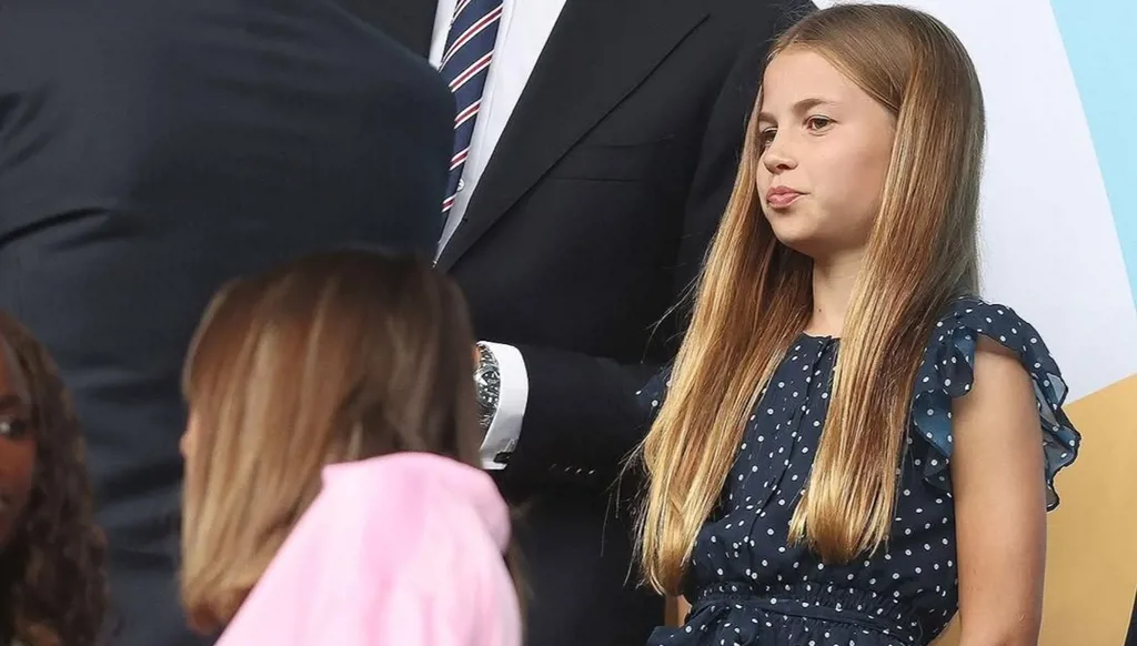 الأميرة شارلوت تخطف الأنظار بفستان بولكا دوت مستوحى من ستايل كيت ميدلتون (صور)