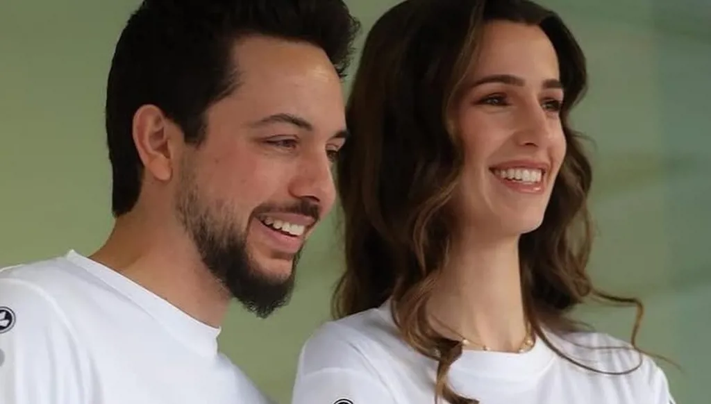 الأميرة رجوة الحسين تتألق بمكياج منعش وتسريحة ويفي في نصف نهائي كأس العرب (صور)