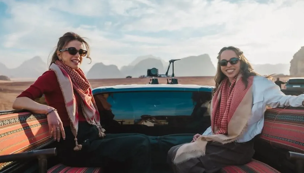 الملكة رانيا والأميرة سلمى بالكوفية الأردنية تكتشفان سحر وادي رم بأجمل الصور