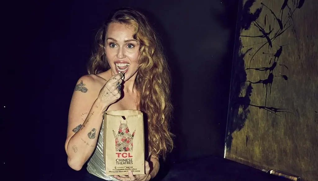 مايلي سايرس تفاجئ جمهورها في السينما بفستان أسطوري جذاب (صور)