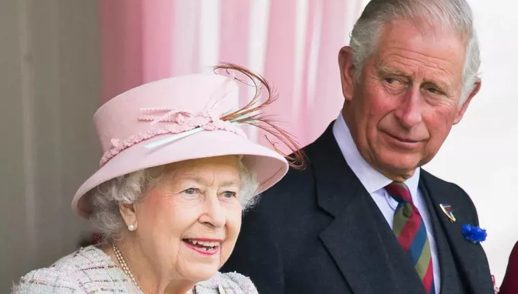 الملك تشارلز يحيي ذكرى الملكة اليزابيث بالصلاة ويستعيد ابتسامتها في صورة جديدة (صورة)