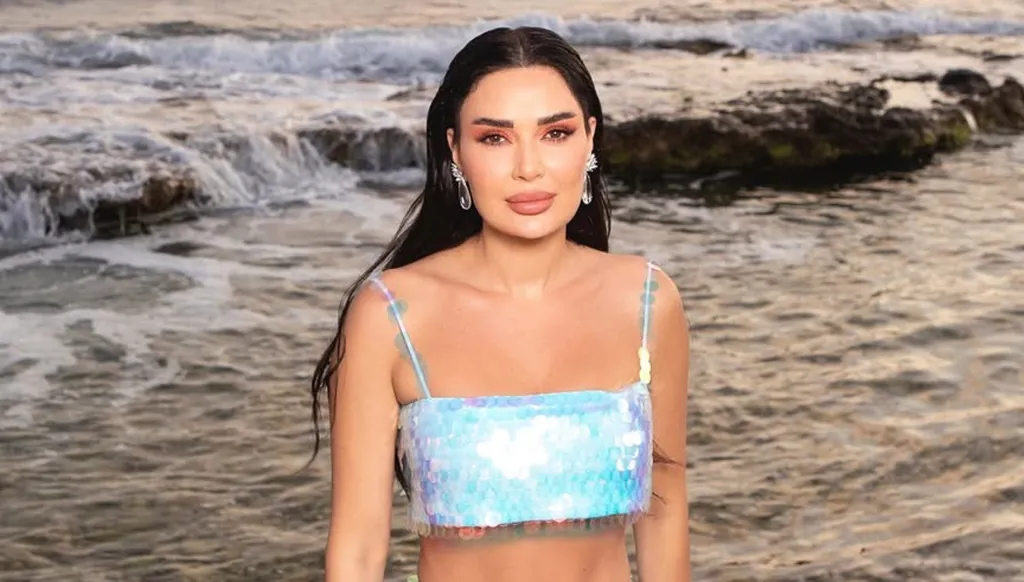 سيرين عبد النّور بفستان أكوا جريء على الشّاطئ تتألّق كالحوريّة عند المغيب (صور)