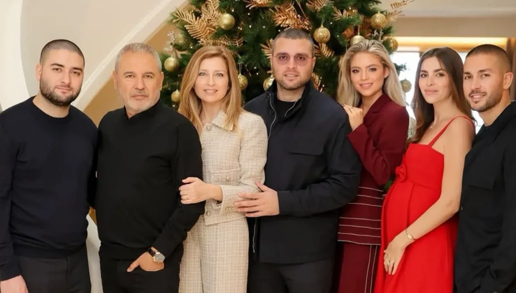 زين قطامي تتألّق بفستان الحوامل من ايلي صعب بالصورة العائلية لعيد الميلاد 2025