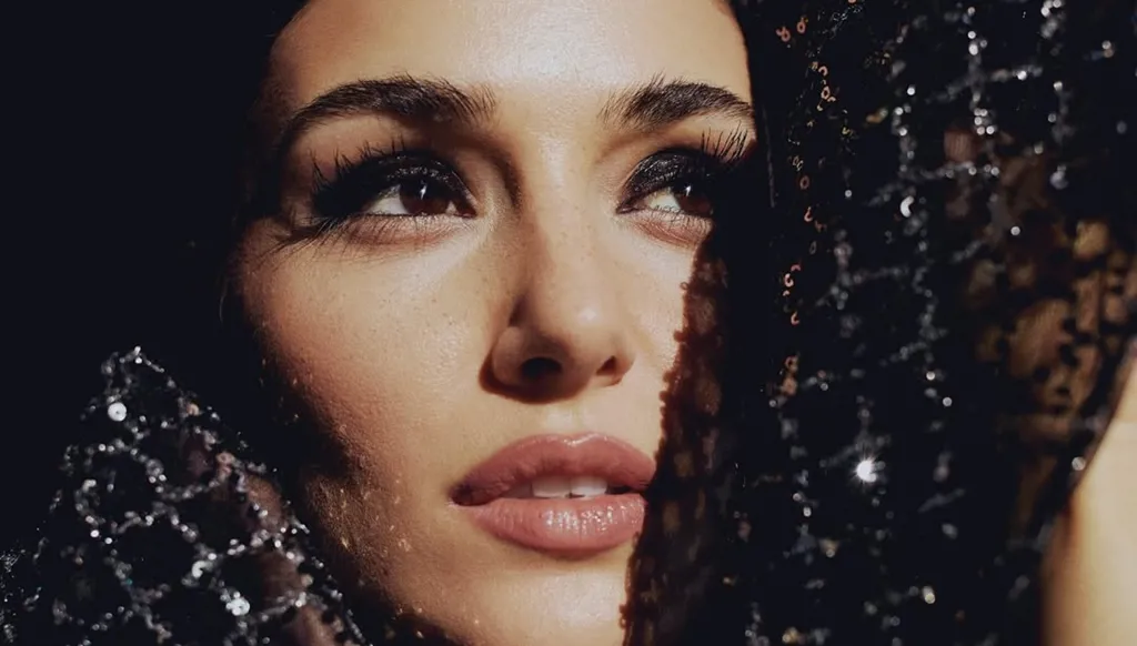 مكياج عيون بأسلوب هاندا أرتشيل للوك عصري في خريف 2025 (صور)