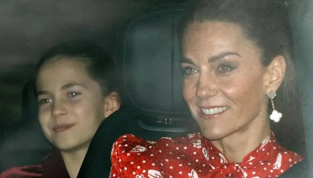 كيت ميدلتون تتألّق باللون الأحمر الاحتفالي وتناغم لافت مع الأميرة شارلوت (صور)