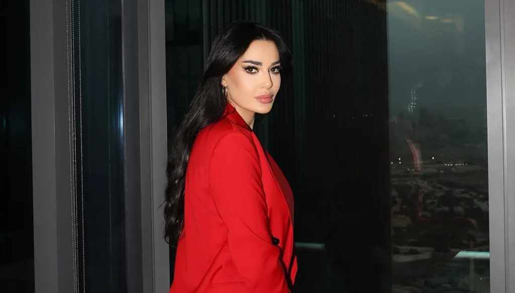 سيرين عبد النور تكسر المألوف وتعتمد البدلة الرجالية باللون الأحمر (صور)