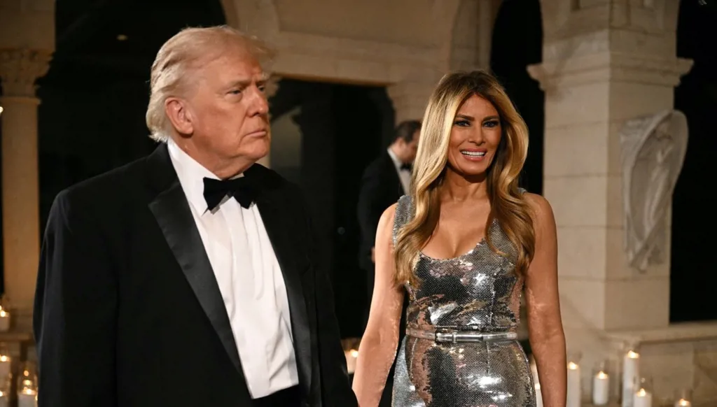 ميلانيا ترامب بإطلالة هوليوودية برّاقة تسرق الأضواء ليلة رأس السنة (صور)