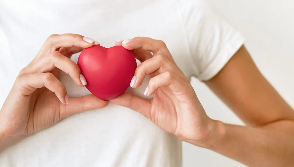 دليلك إلى حماية قلبك من عشرينات عمرك إلى السّبعينات وما بعدها