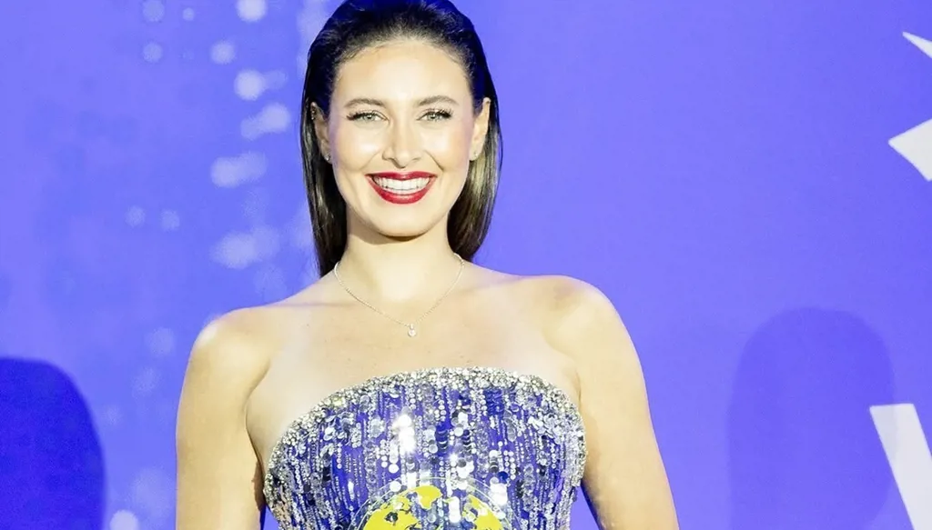 ندى كوسا بفستان طوني ورد... "المؤثرة الملهمة للنساء" في قبرص (صور)