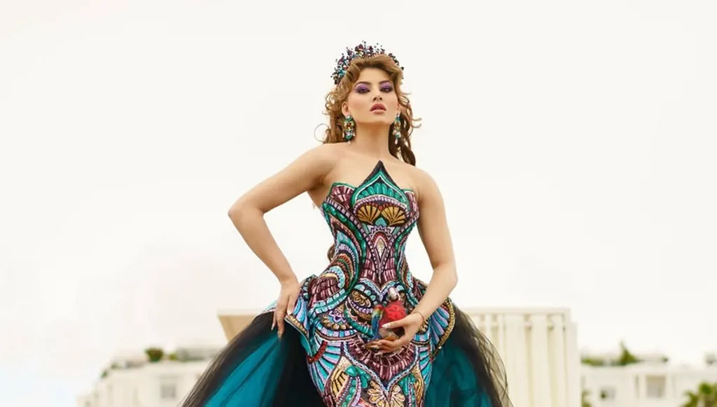 أورفاشي راوتيلا تخطف الأنظار بفستان استعراضي وحقيبة يد ببغاء في مهرجان كان 2025 (صور)