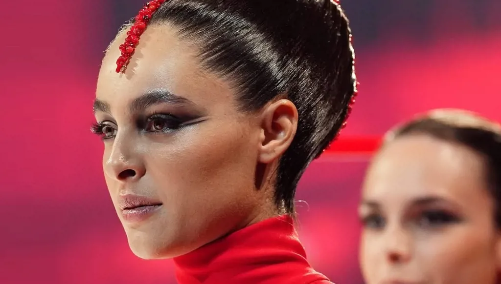 صيحات جمالية آسرة من أشهر العروض للأزياء الراقية في باريس 2026 (صور)