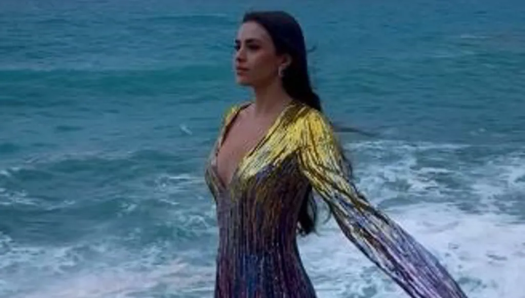 زين قطامي بفستان ترتر لافت من إيلي صعب زيّن إطلالتها عند غروب الشمس (صور وفيديو)