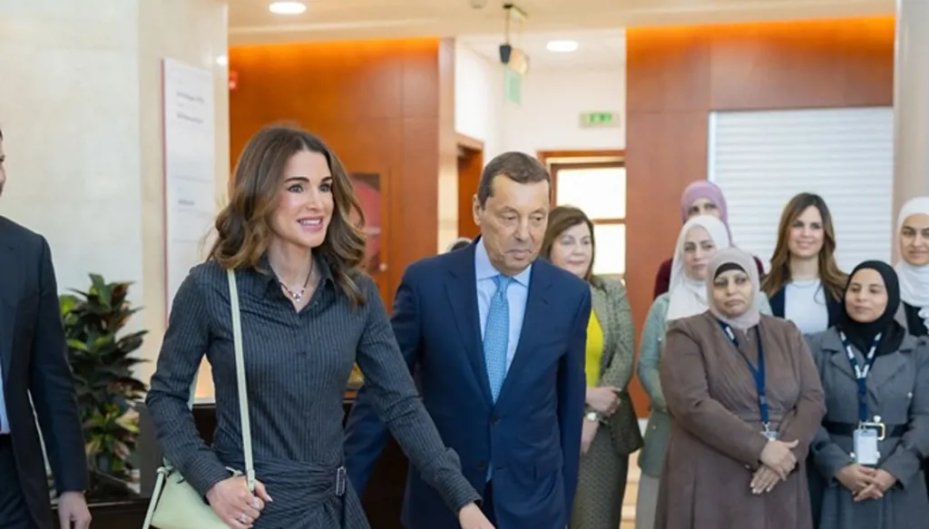 الملكة رانيا تدعم المرأة الأردنية في صناعة الأدوية بإطلالة عمليّة لفتت الأنظار (صور)