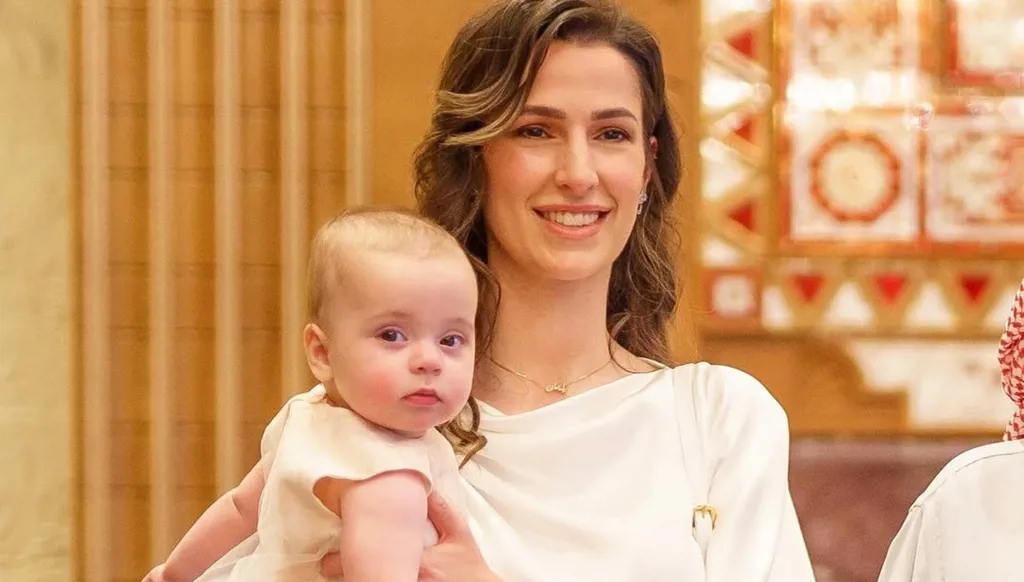 الأميرة إيمان بنت الحسين تُطفئ شمعتها الأولى: عام من البراءة والأناقة الملكيّة (صور)