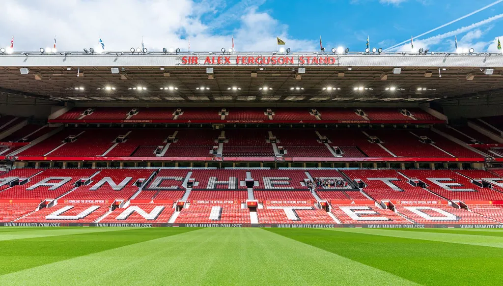 لحظة تاريخية... رفع الأذان في ملعب مانشستر يونايتد "أولد ترافورد" للمرة الأولى (فيديو)