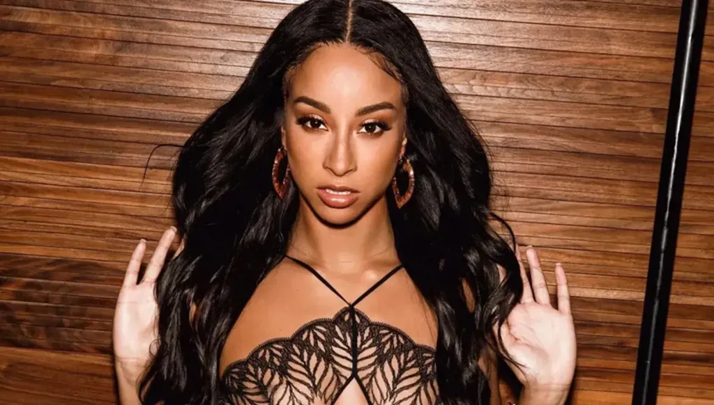 لاعب كرة قدم يحتفل بعيد ميلاده بهدية باهظة من ممثلة إباحية