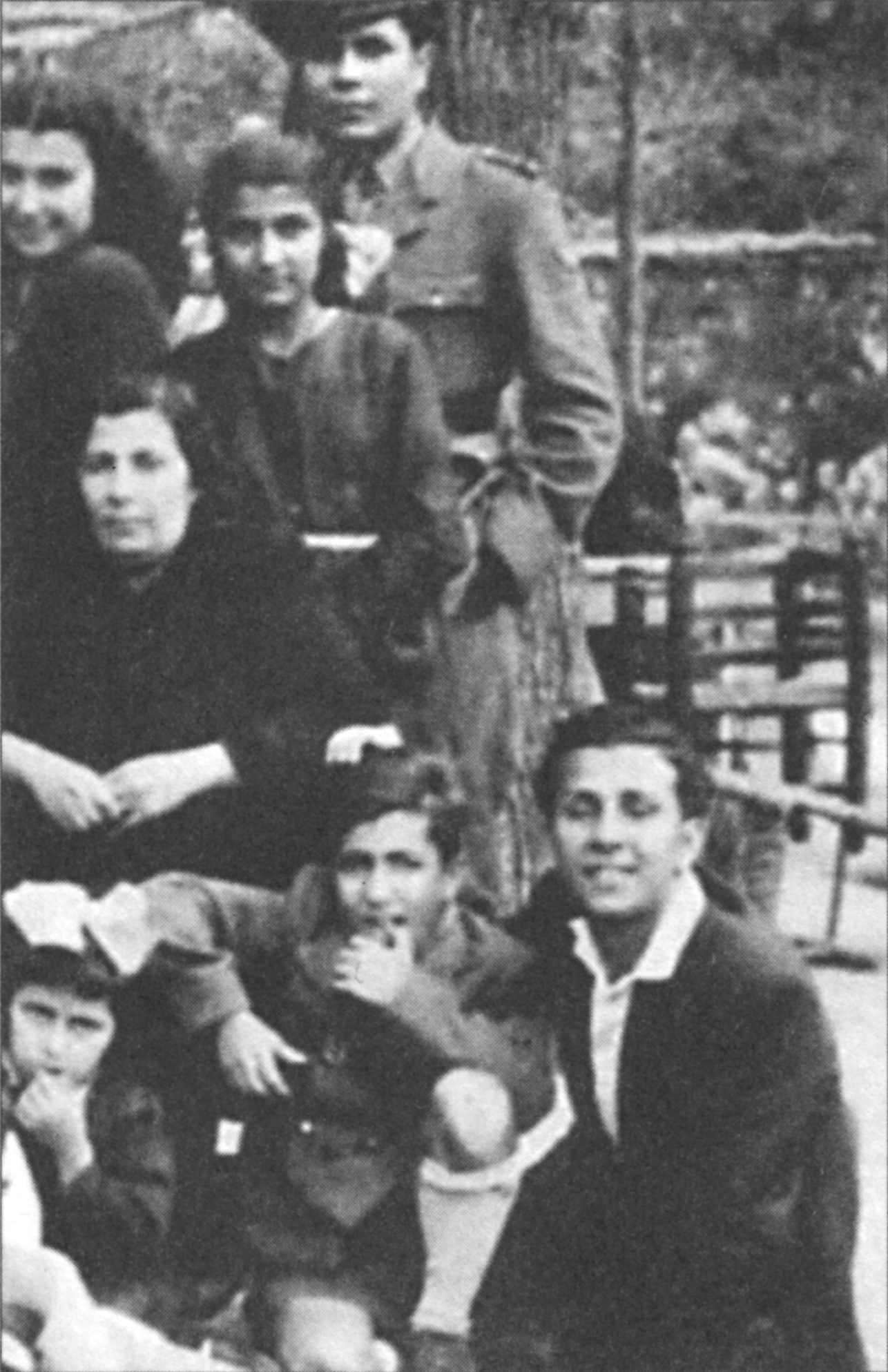 الأُسرة الرحبانية. في المقدمة من اليمين: عاصي، الياس، إِلهام. خلفَهم: أُمّ عاصي، ووراءَها من اليَسار: سلوى، نادية، ومنصور باللباس العسكري.