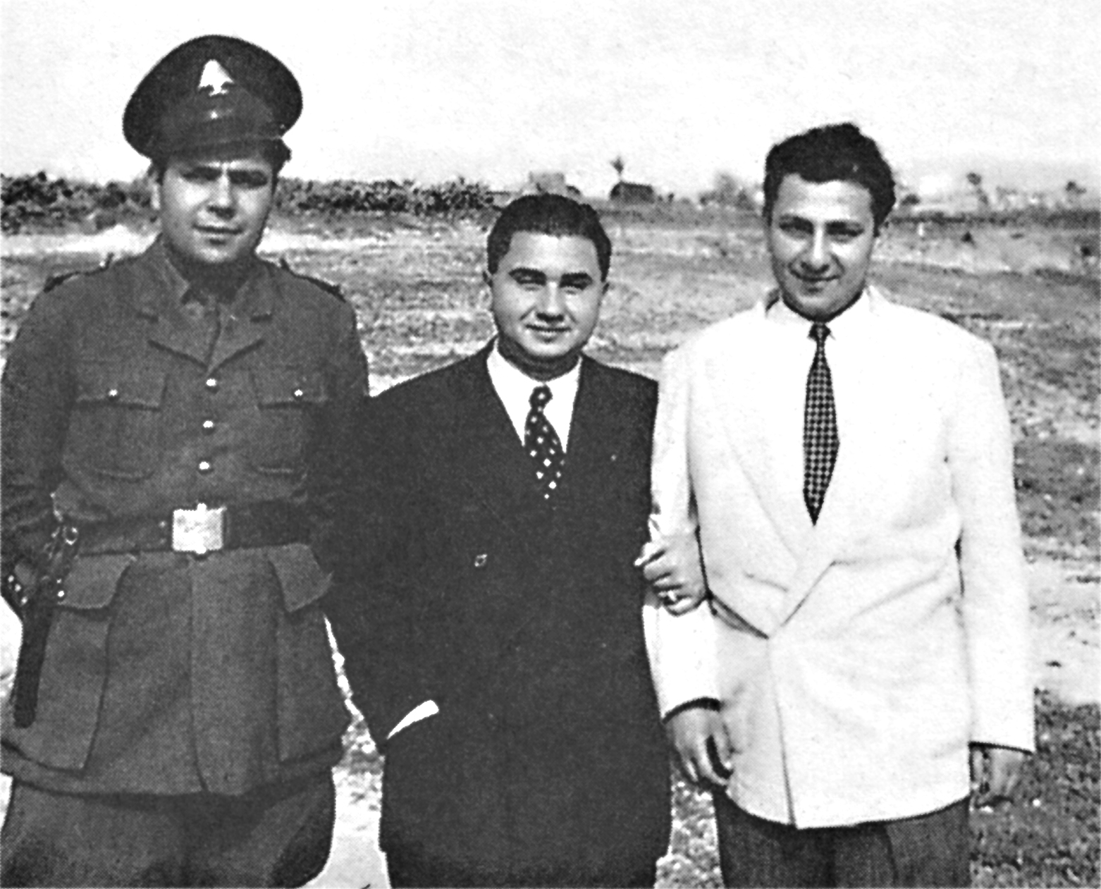 من اليمين: عاصي، عبدالله الخوري (صهرهما لاحقًا زوجُ شقيقتهما سلوى)، ومنصور باللباس العسكري.
