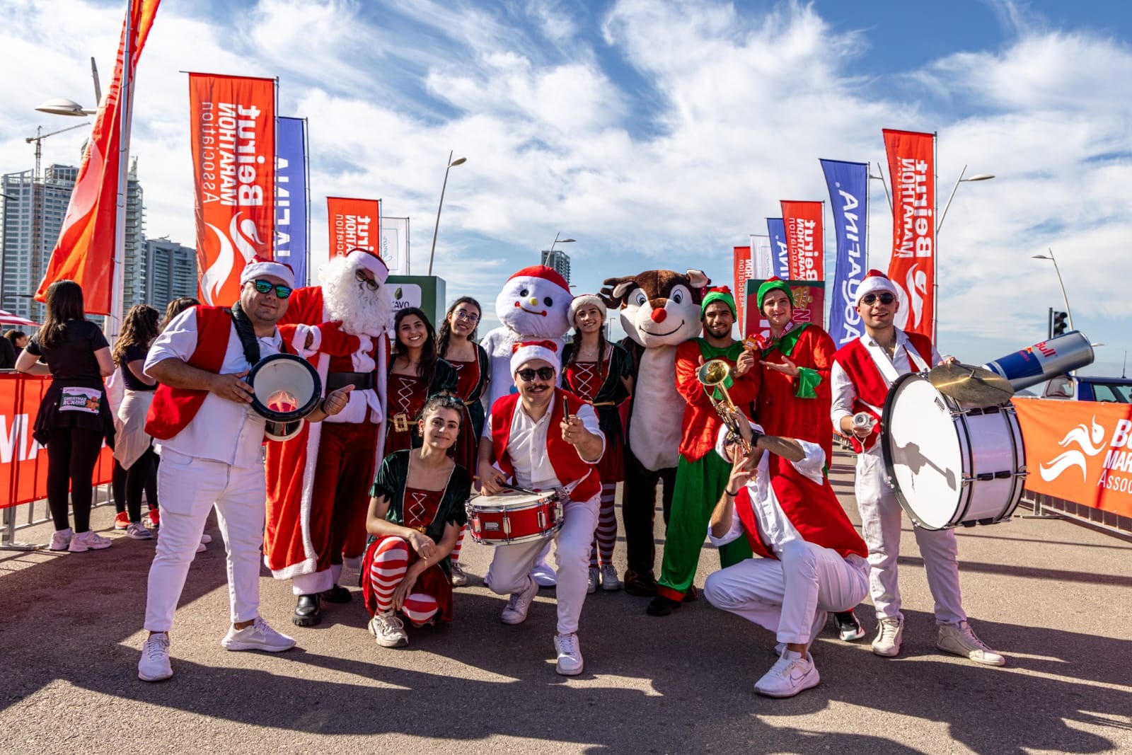 أجواء ميلادية في سباق الماراثون. (وكالات)