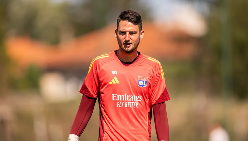 الهلال السعودي يخطف خدمات حارس مرمى ليون الفرنسي