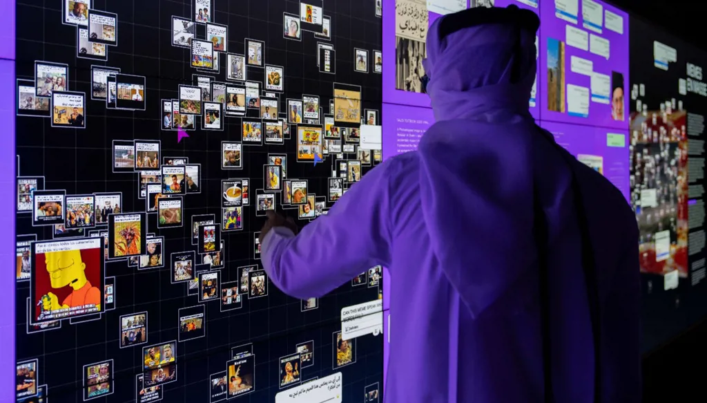 متحف مجلس الإعلام في نورثويسترن في قطر يختتم معرضه العاشر "ميميميم"