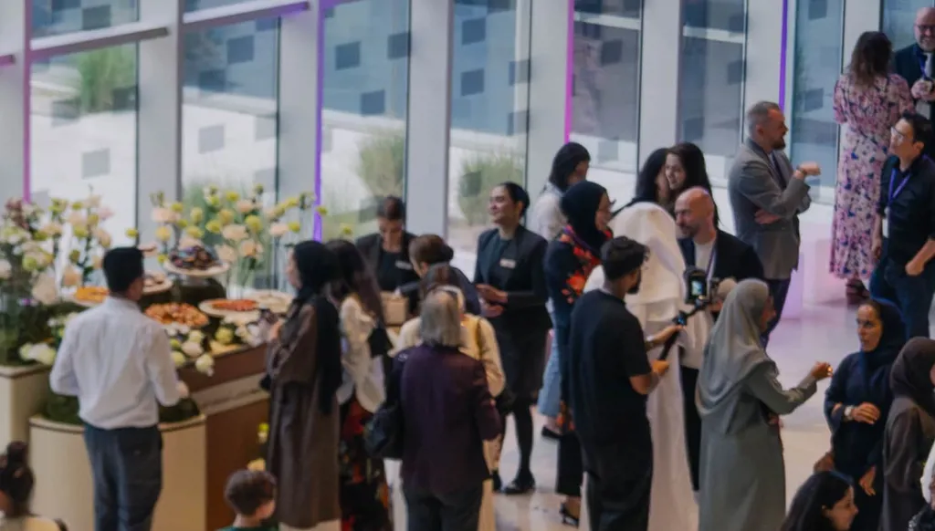 مجلس الإعلام في جامعة نورثويسترن في قطر يستعدّ لافتتاح معرضه لربيع 2026 بعنوان "ما بين، بين؟"