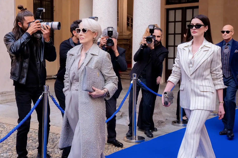 آن هاثاواي وميريل ستريب في مشهد من فيلم The Devil wears Prada 2 (انستغرام)