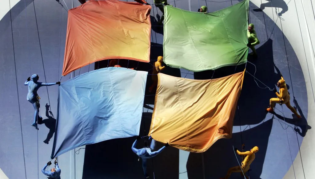 خمسون عاماً على تأسيسها: مايكروسوفت ورحلة النجاحات والعثرات بالأرقام