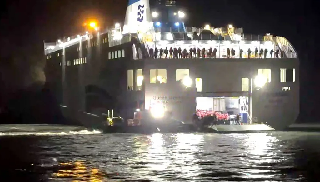 إنقاذ ركاب عبّارة كورية جنوبية جنحت على جزيرة غير ‏مأهولة