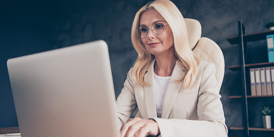 النظّارات وحلول أخرى لضعف النظر بعد الأربعين