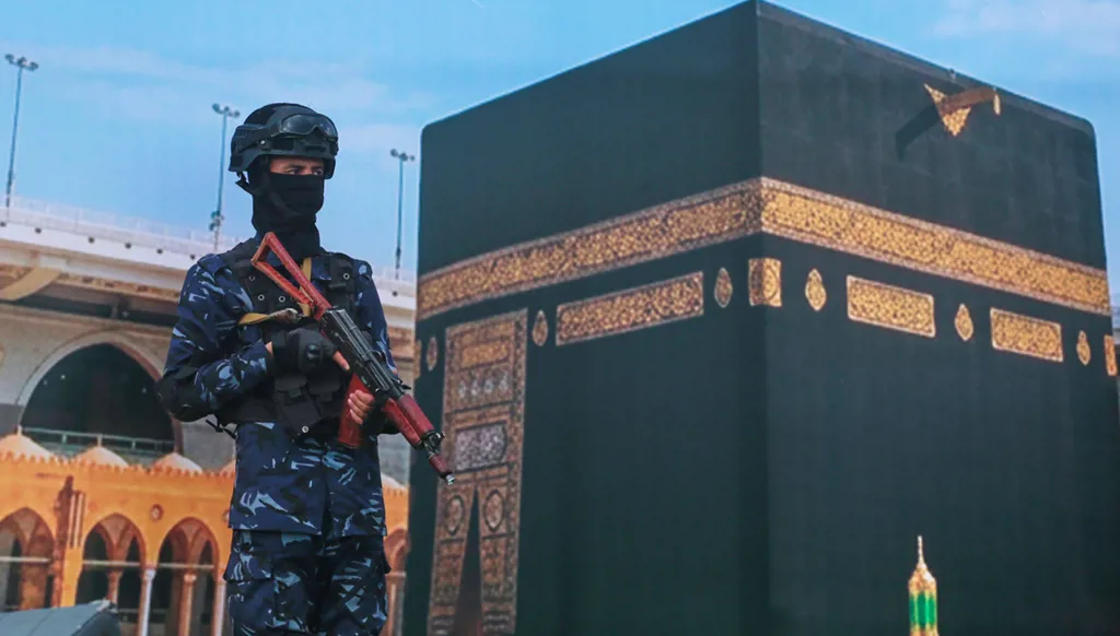 عنصر من جماعة الحوثيين يقف أمام لافتة ضخمة للكعبة خلال تجمع احتجاجي في صنعاء، 18 أيلول/سبتمبر 2026. (أ ب)